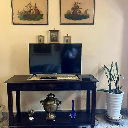 Vintage House Overlooking The Statue Of Leonidas