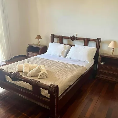 Vintage House Overlooking The Statue Of Leonidas