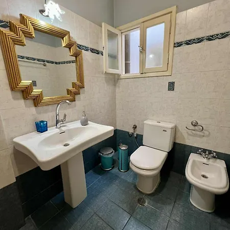 Vintage House Overlooking The Statue Of Leonidas