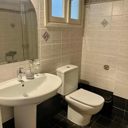 Vintage House Overlooking The Statue Of Leonidas ספארטי