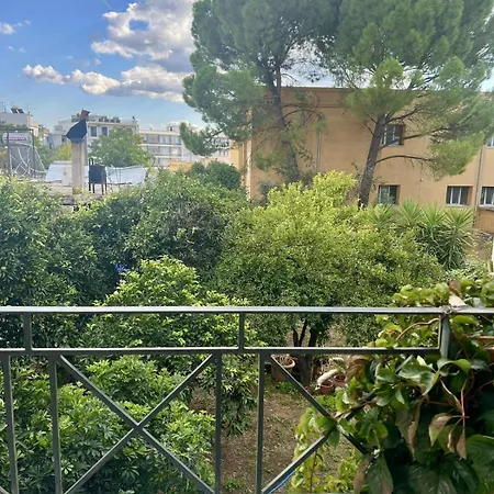 Vintage House Overlooking The Statue Of Leonidas