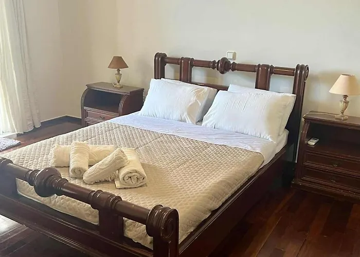 Vintage House Overlooking The Statue Of Leonidas