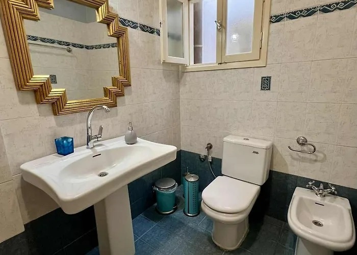 Vintage House Overlooking The Statue Of Leonidas