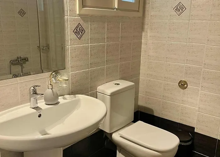 Vintage House Overlooking The Statue Of Leonidas Sparta