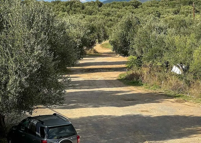 Vintage House Overlooking The Statue Of Leonidas