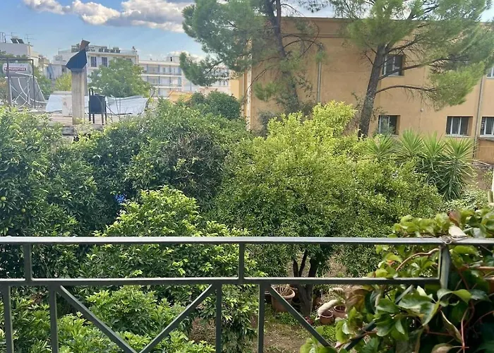 Vintage House Overlooking The Statue Of Leonidas
